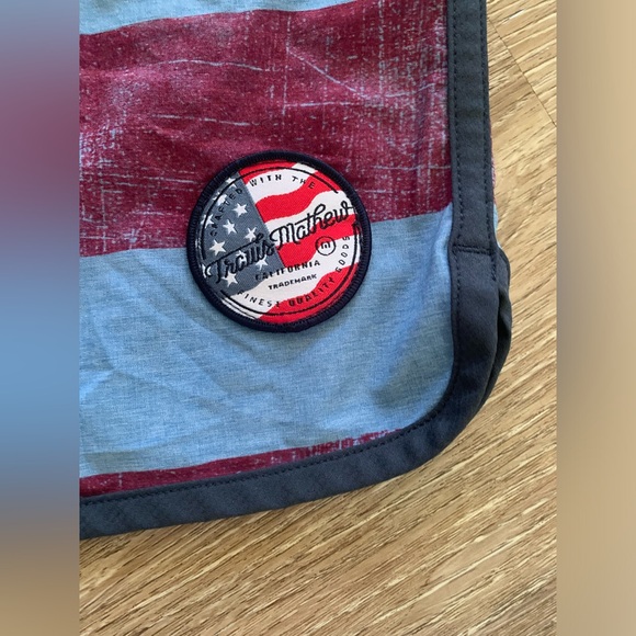 TravisMatthew Men’s XL Swim Shorts - Picture 3 of 5